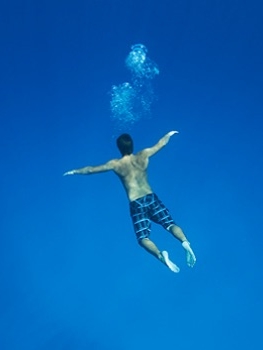 man-underwater-breathing-620×350