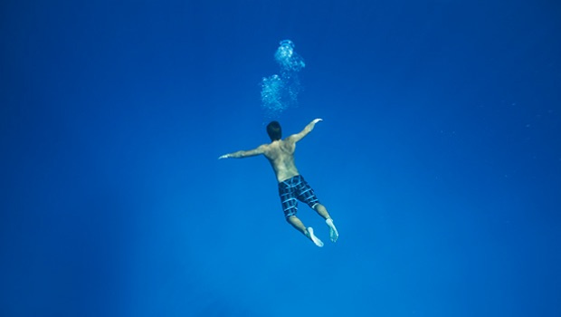 man-underwater-breathing-620×350