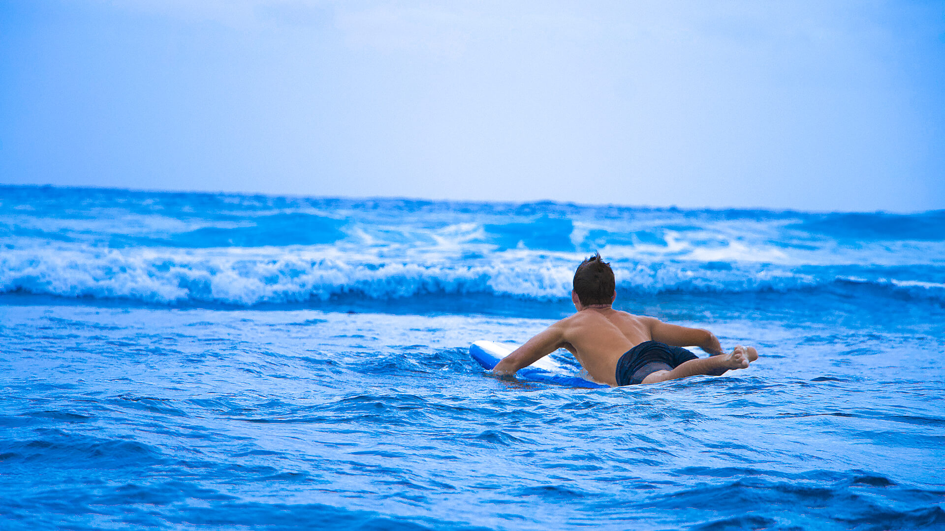 Surf Paddling Triceps stretch and surf paddling exercise