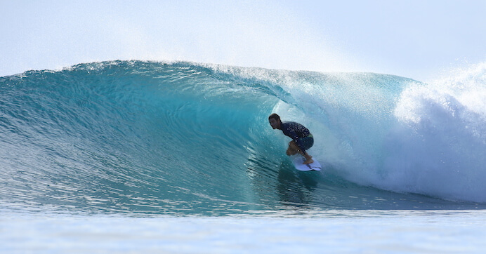 Cris surfe sur une vague