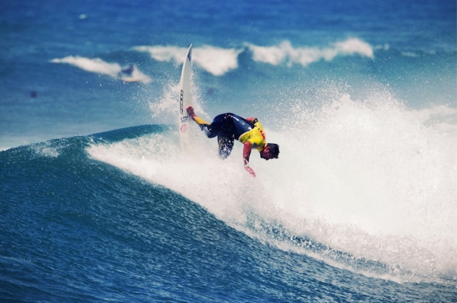 Quelqu'un qui fait du surf avec la main arrière